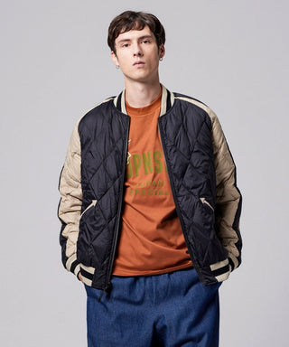 ブラック×シルバーベージュ（裏側）／モデル身長 178cm／着用サイズ L