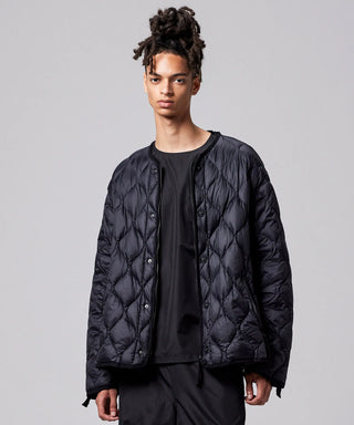 ブラック／モデル身長 181cm／着用サイズ L