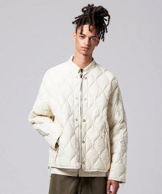 オフホワイト／モデル身長 181cm／着用サイズ L