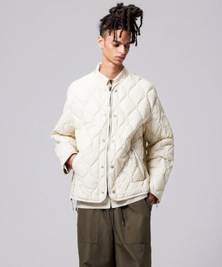 オフホワイト／モデル身長 181cm／着用サイズ L