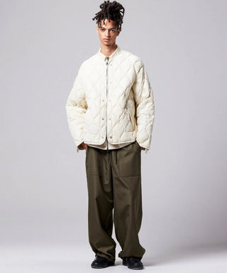 オフホワイト／モデル身長 181cm／着用サイズ L