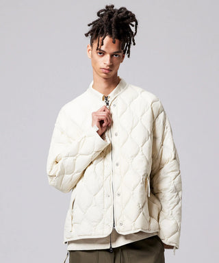 オフホワイト／モデル身長 181cm／着用サイズ L