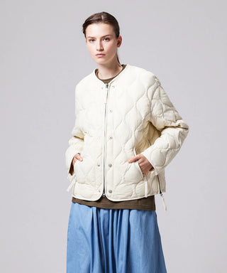 オフホワイト／モデル身長 169cm／着用サイズ XS