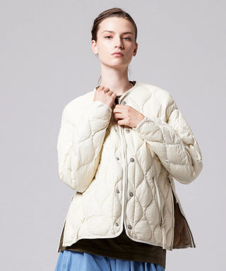 オフホワイト／モデル身長 169cm／着用サイズ XS