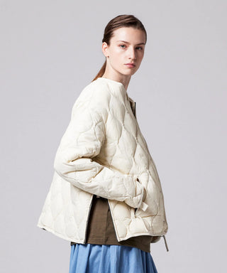 オフホワイト／モデル身長 169cm／着用サイズ XS