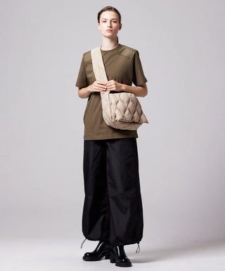 グレーベージュ