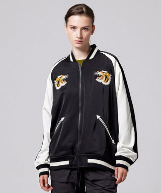 ブラック×ブラックオフホワイト（表側）／モデル身長 169cm／着用サイズ XS