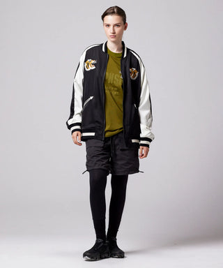 ブラック×ブラックオフホワイト（表側）／モデル身長 169cm／着用サイズ XS