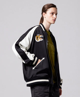 ブラック×ブラックオフホワイト（表側）／モデル身長 169cm／着用サイズ XS