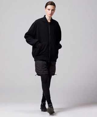 ブラック×ブラックオフホワイト（裏側）／モデル身長 169cm／着用サイズ XS