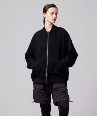 ブラック×ブラックオフホワイト（裏側）／モデル身長 169cm／着用サイズ XS