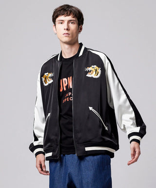 ブラック×ブラックオフホワイト（表側）／モデル身長 178cm／着用サイズ L
