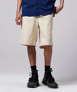 オフホワイト／モデル身長 181cm／着用サイズ L
