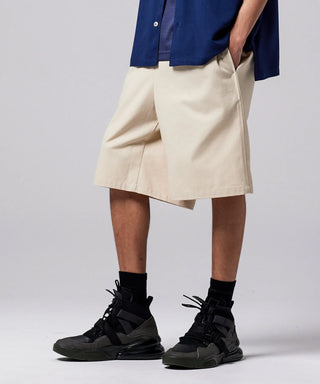 オフホワイト／モデル身長 181cm／着用サイズ L