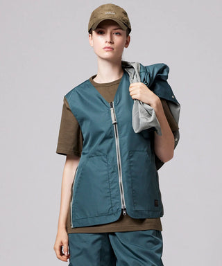 ダークセージグリーン（裏側）／モデル身長 169cm／着用サイズ S