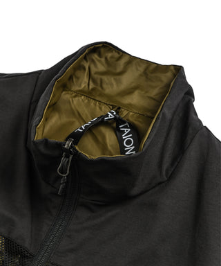 表側：スタンドネックデザイン