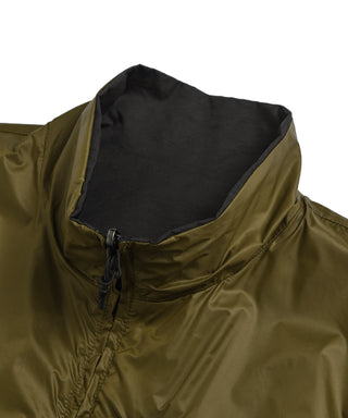 裏側：スタンドネックデザイン