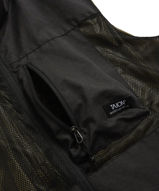 表側：左胸にジップポケット