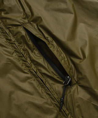 裏側：左胸にジップポケット