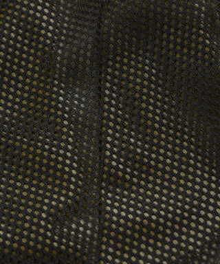 裏側：通気性の良いメッシュ生地を使用