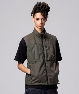 ダークオリーブ×ダークネイビー（表側）／モデル身長 181cm／着用サイズ L