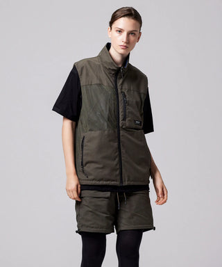 ダークオリーブ×ダークネイビー（表側）／モデル身長 169cm／着用サイズ XS