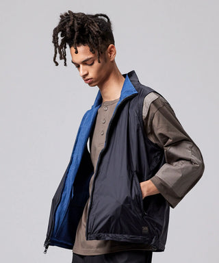 ブラック（表側）／モデル身長 181cm／着用サイズ L