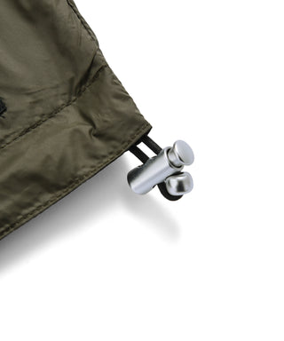 表側：アジャスター（裾幅を調整）