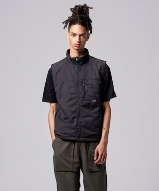 ダークパープル×ブラック（裏側）／モデル身長 181cm／着用サイズ L