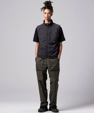 ダークパープル×ブラック（裏側）／モデル身長 181cm／着用サイズ L