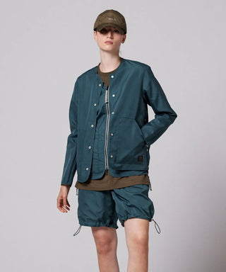 ダークセージグリーン（裏側）／モデル身長 169cm／着用サイズ XS