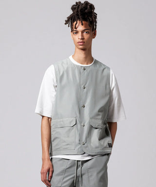 ダークセージグリーン（表側）／モデル身長 181cm／着用サイズ L