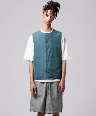 ダークセージグリーン（裏側）／モデル身長 181cm／着用サイズ L