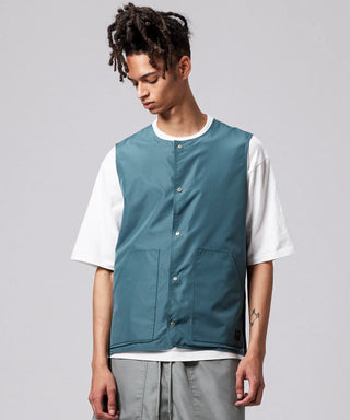 ダークセージグリーン（裏側）／モデル身長 181cm／着用サイズ L