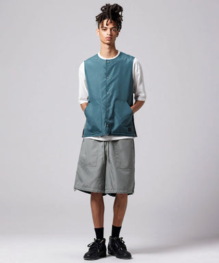 ダークセージグリーン（裏側）／モデル身長 181cm／着用サイズ L