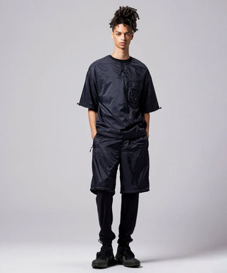 ブラック×オリーブ（表側）／モデル身長 181cm／着用サイズ L