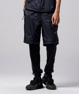 ブラック×オリーブ（表側）／モデル身長 181cm／着用サイズ L