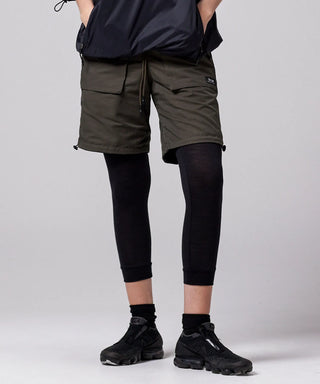 ブラック×オリーブ（裏側）／モデル身長 169cm／着用サイズ XS