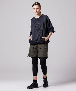 ブラック×オリーブ（裏側）／モデル身長 169cm／着用サイズ XS