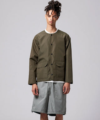 ダークオリーブ（表側）／モデル身長 181cm／着用サイズ L