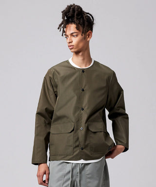 ダークオリーブ（表側）／モデル身長 181cm／着用サイズ L