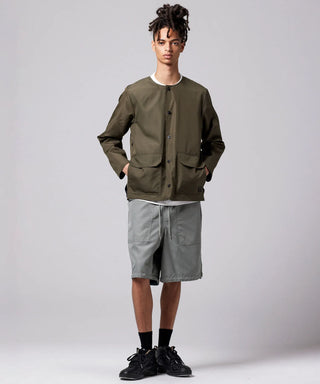 ダークオリーブ（表側）／モデル身長 181cm／着用サイズ L