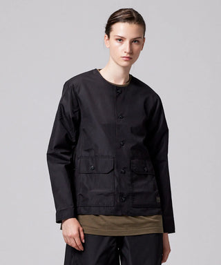 ダークオリーブ（裏側）／モデル身長 169cm／着用サイズ XS