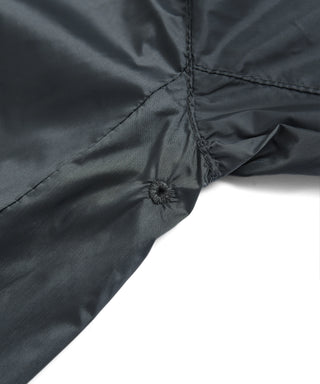 表側：脇下には菊穴仕様（通気孔）