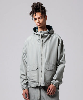 ダークセージグリーン（表側）／モデル身長 181cm／着用サイズ L