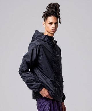 ブラック×オリーブ（表側）／モデル身長 181cm／着用サイズ L