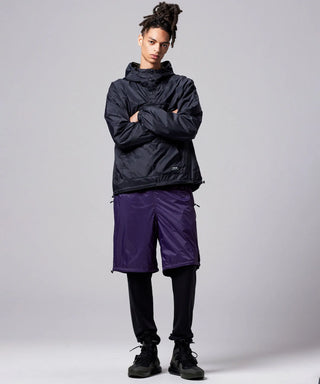 ブラック×オリーブ（表側）／モデル身長 181cm／着用サイズ L