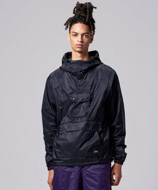 ブラック×オリーブ（表側）／モデル身長 181cm／着用サイズ L