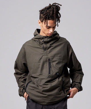 ブラック×オリーブ（裏側）／モデル身長 181cm／着用サイズ L