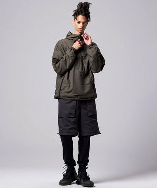 ブラック×オリーブ（裏側）／モデル身長 181cm／着用サイズ L